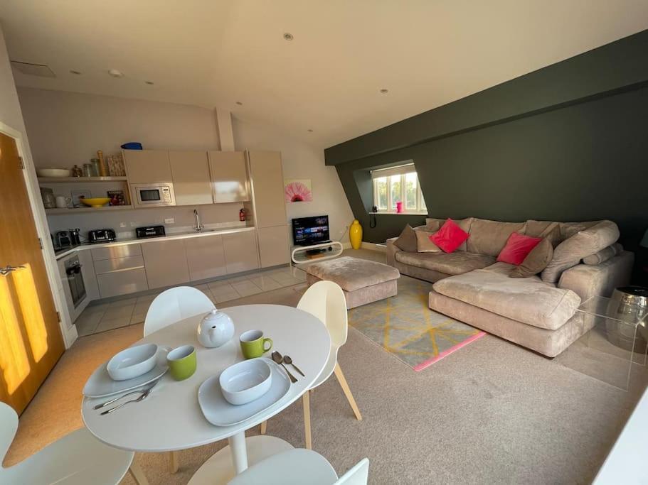 Reed Warbler - Hm111 - Lower Mill Estate Penthouse Apartment With Spa Access Somerford Keynes Exterior photo